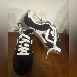 No boundaries black and white memory foam sneakers women’s tennis shoes 9